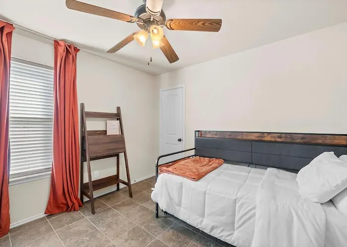 Holiday home New 8-10 Bd Sleeps Max 10 Ppl 5 Min To Hood Families Groups Pets Ok - Professionally Managed By Albatross