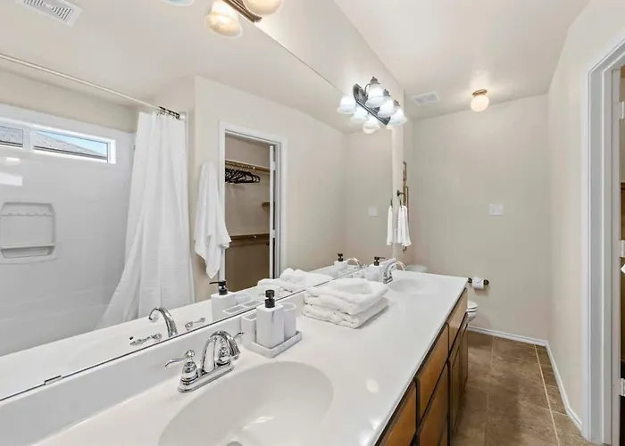 New 8-10 Bd Sleeps Max 10 Ppl 5 Min To Hood Families Groups Pets Ok - Professionally Managed By Albatross Killeen